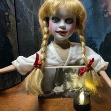 Bambola Annabelle inquietante